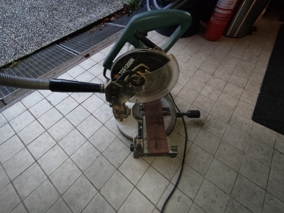 Kappsäge mit flexiblem Absagschlauch Satubnatter Staubsaugerschlauch an der Kappsäge