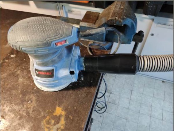 Rotationsschleifen mit Absaugschlauch Dehnbarer Staubsaugerschlauch am Rotationsschleifer
